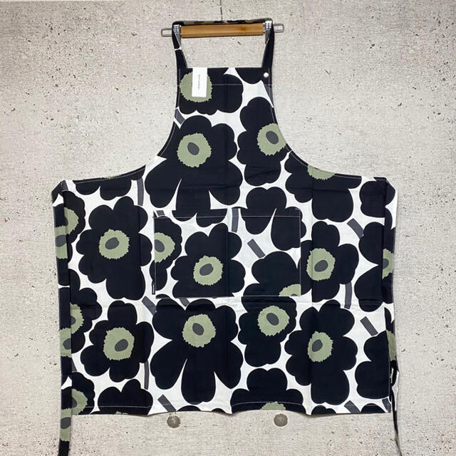 marimekko(マリメッコ)の新品　marimekko マリメッコ　ピエニ　ウニッコ　エプロン　ブラック　花柄 インテリア/住まい/日用品のキッチン/食器(その他)の商品写真