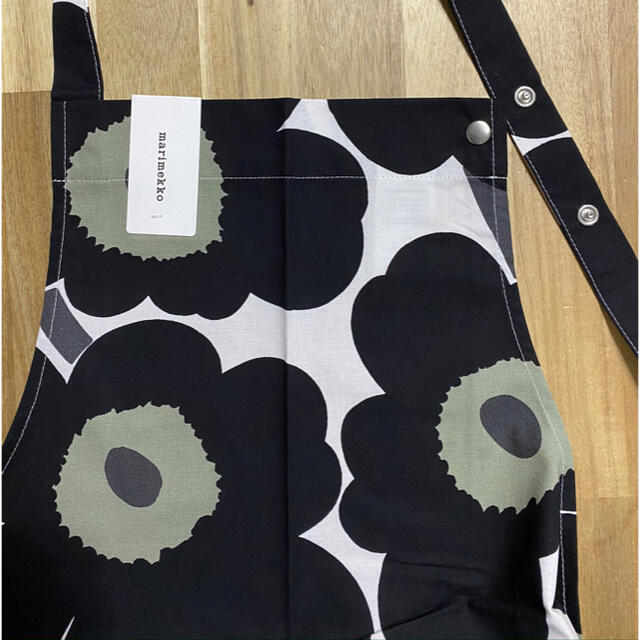 marimekko(マリメッコ)の新品　marimekko マリメッコ　ピエニ　ウニッコ　エプロン　ブラック　花柄 インテリア/住まい/日用品のキッチン/食器(その他)の商品写真