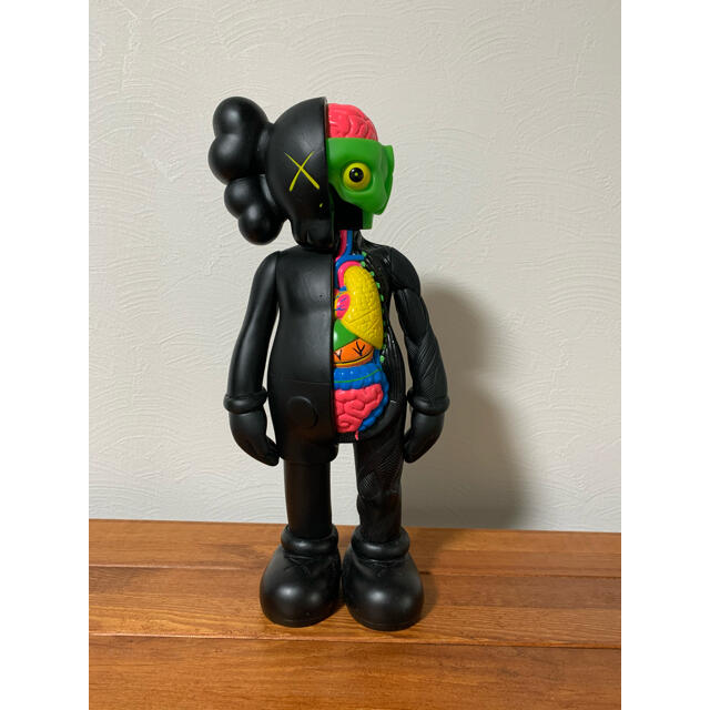 KAWS フィギュア