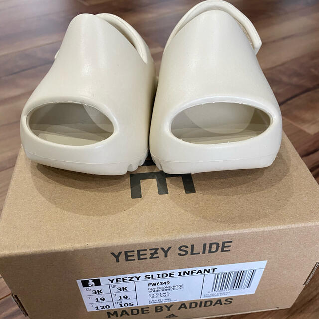 adidas(アディダス)のYEEZY SLIDE INFANT "BONE"12cm キッズ/ベビー/マタニティのベビー靴/シューズ(~14cm)(サンダル)の商品写真