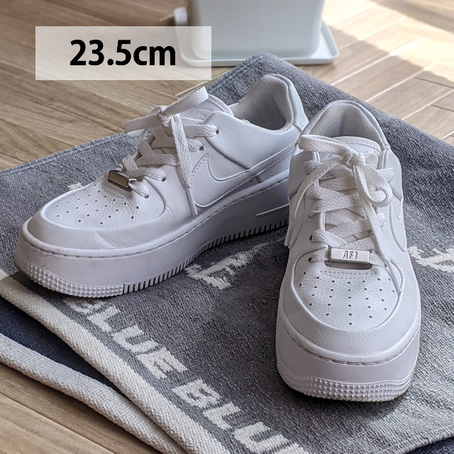 NIKE(ナイキ)のNIKE ナイキ エア フォース 1 セージ LOW 23.5cm レディースの靴/シューズ(スニーカー)の商品写真