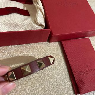 ヴァレンティノ(VALENTINO)の美品 Valentino レザーブレスレット スタッズ(ブレスレット/バングル)