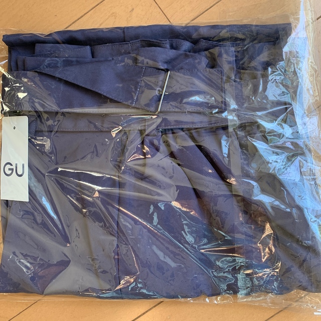 GU(ジーユー)のGU ベルトタックストレートパンツ レディースのパンツ(その他)の商品写真