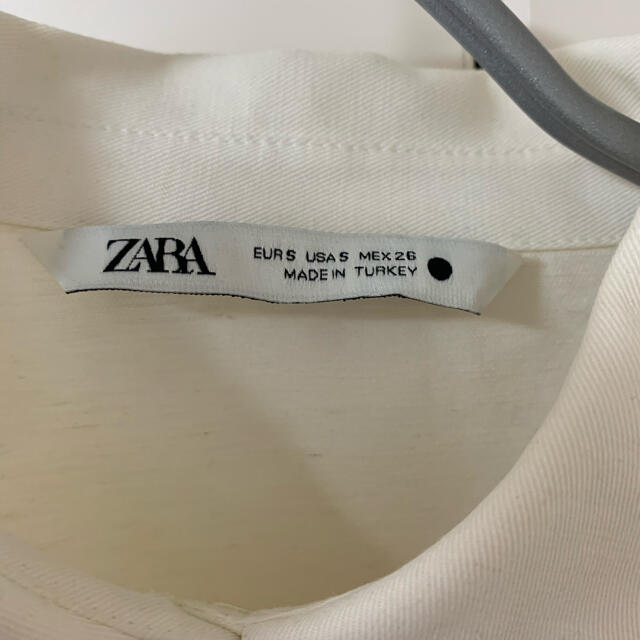ZARA(ザラ)のZARA ビジューボタン付きトップス レディースのトップス(シャツ/ブラウス(長袖/七分))の商品写真