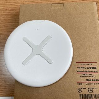 ムジルシリョウヒン(MUJI (無印良品))のスマホ用　ワイヤレス充電器　無印良品(バッテリー/充電器)