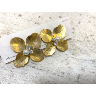 イエナ(IENA)のピアス　ゴールド　結婚式　挙式　披露宴　花(ピアス)