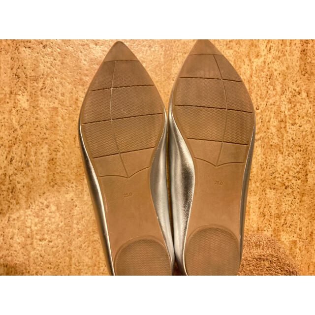 UNIQLO(ユニクロ)の【UNIQLO】コンフィールタッチポインテッドフラットシューズ シルバー レディースの靴/シューズ(ハイヒール/パンプス)の商品写真