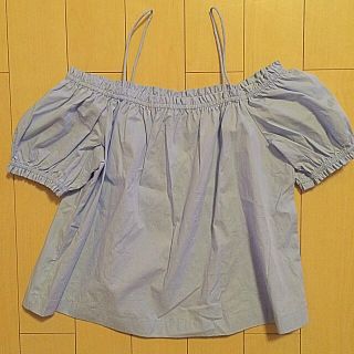 エイチアンドエム(H&M)のオフショルダーブラウス(シャツ/ブラウス(半袖/袖なし))