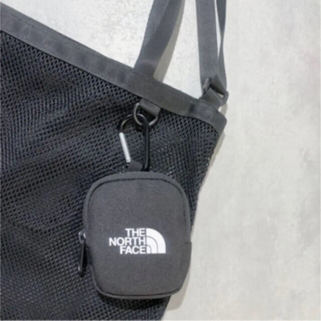 THE NORTH FACE(ザノースフェイス)の【未開封新品】ノースフェイス　ミニポーチ　マルチコインケース　カラビナ付　黒色 レディースのファッション小物(コインケース)の商品写真