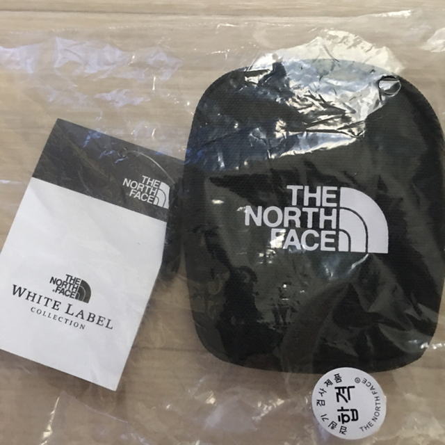 THE NORTH FACE(ザノースフェイス)の【未開封新品】ノースフェイス　ミニポーチ　マルチコインケース　カラビナ付　黒色 レディースのファッション小物(コインケース)の商品写真