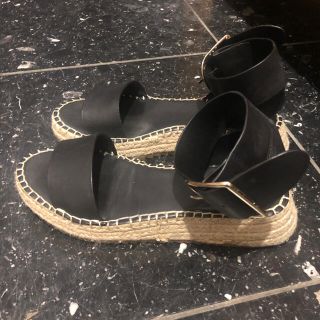 ザラ(ZARA)のZARA アンクルストラップ仕様レザーミニウェッジソールサンダル黒(サンダル)