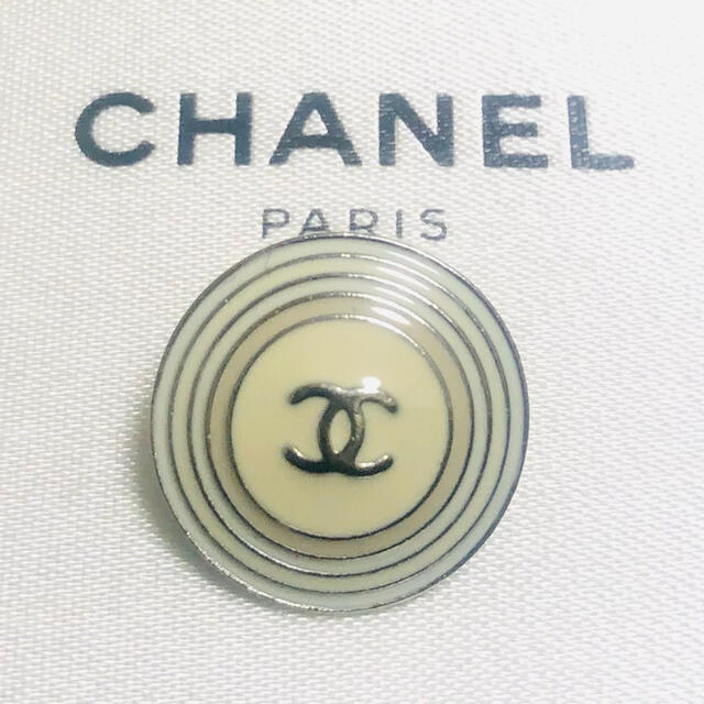 CHANEL(シャネル)のNo.144  CHANEL シャネル ボタン 正規品 ハンドメイドの素材/材料(各種パーツ)の商品写真