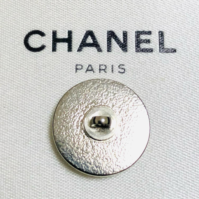 CHANEL(シャネル)のNo.144  CHANEL シャネル ボタン 正規品 ハンドメイドの素材/材料(各種パーツ)の商品写真