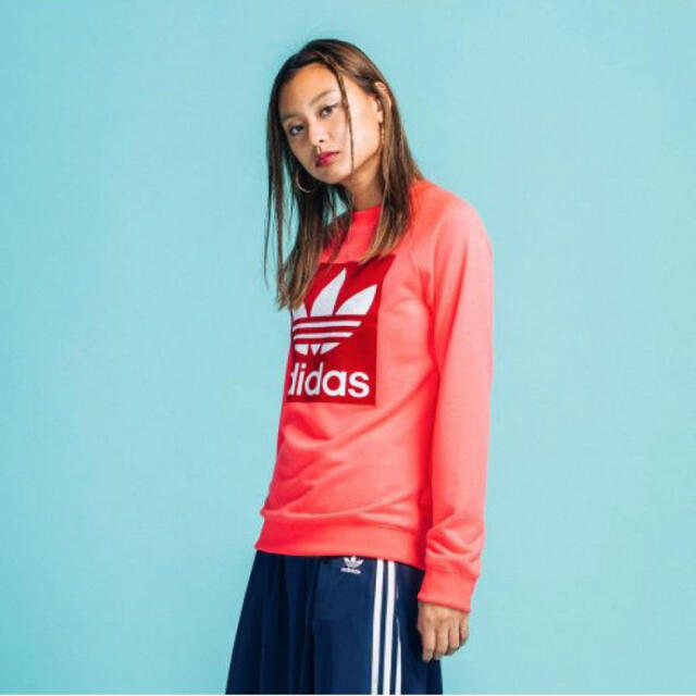 adidas(アディダス)のTREFOIL CREW SWEAT レディースのトップス(トレーナー/スウェット)の商品写真