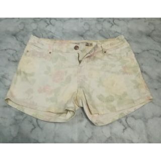 ザラ(ZARA)の夏限定お値引き中♡ZARA  春夏　フラワー柄　デニム　ショートパンツ(ショートパンツ)