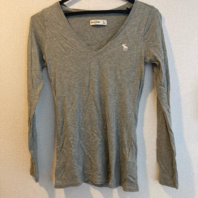 Abercrombie&Fitch(アバクロンビーアンドフィッチ)のアバクロK’s Vネック長袖T レディースのトップス(Tシャツ(長袖/七分))の商品写真