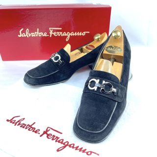 サルヴァトーレフェラガモ(Salvatore Ferragamo)の【美品】フェラガモ ガンチーニ スウェード ローファー 5D ブラック(ローファー/革靴)