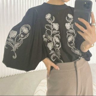 アメリヴィンテージ(Ameri VINTAGE)のLADY EMBROIDERY PUFF BLOUSE　ブラック(シャツ/ブラウス(長袖/七分))