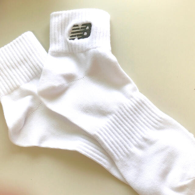 New Balance(ニューバランス)のおしゃれ　靴下　ソックス　白　ホワイト　ロゴ　おしゃれ　未使用　新品　モノトーン レディースのレッグウェア(ソックス)の商品写真