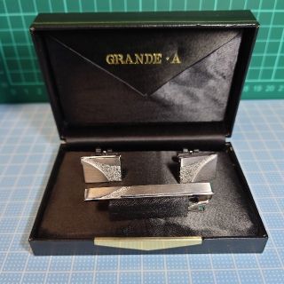 【新品】GRANDE-A  ネクタイピン＆カウスボタンセット(ネクタイピン)