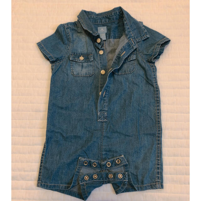 babyGAP(ベビーギャップ)の【水通しのみ】新品同様品　baby GAP 半袖デニム　ロンパース　80 キッズ/ベビー/マタニティのベビー服(~85cm)(ロンパース)の商品写真