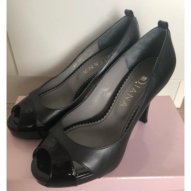 DIANA(ダイアナ)のDIANA ダイアナ パンプス　黒　エナメル　皮　ストラップ付き レディースの靴/シューズ(ハイヒール/パンプス)の商品写真