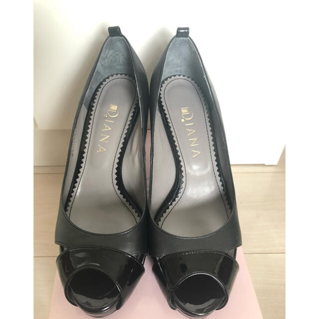 DIANA(ダイアナ)のDIANA ダイアナ パンプス　黒　エナメル　皮　ストラップ付き レディースの靴/シューズ(ハイヒール/パンプス)の商品写真