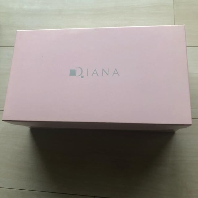 DIANA(ダイアナ)のDIANA ダイアナ パンプス　黒　エナメル　皮　ストラップ付き レディースの靴/シューズ(ハイヒール/パンプス)の商品写真