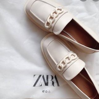 ザラ(ZARA)の【まろん様専用】zaraスクエアトゥレザーロファー白(サンダル)