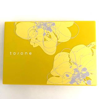 コスメキッチン(Cosme Kitchen)のto/one トーン デューイ モイスト パウダリー　ファンデーション　101(ファンデーション)