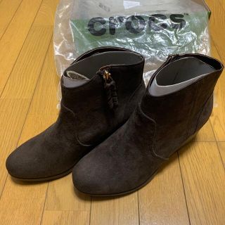 クロックス(crocs)のleigh synth suede wedge bootie(ブーツ)