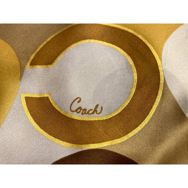 COACH(コーチ)のコーチ スカーフ　ゴールド レディースのファッション小物(バンダナ/スカーフ)の商品写真