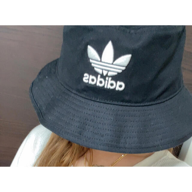 adidas(アディダス)のadidasバケットハット レディースの帽子(ハット)の商品写真