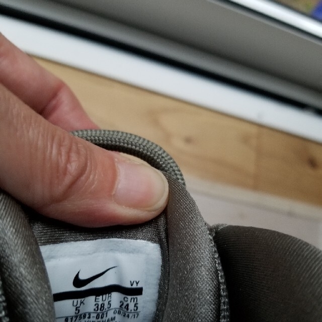NIKE(ナイキ)のatoms購入　正規品　モアテン　オリーブ　24.5 レディースの靴/シューズ(スニーカー)の商品写真