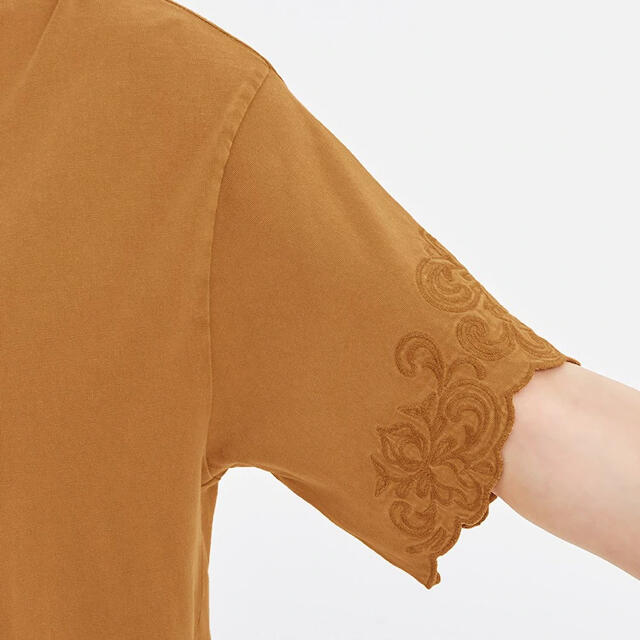 GU(ジーユー)のGU/ジーユー ウォッシュド刺繍T 5分袖 オレンジ ブラウン S レディースのトップス(Tシャツ(半袖/袖なし))の商品写真