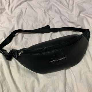 カルバンクライン(Calvin Klein)のCALVIN KLEIN JEANS フェイクレザー　ボディーバッグ　タグ付き(ボディーバッグ)