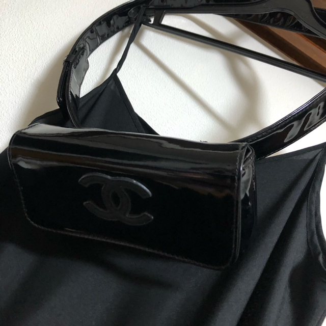 CHANEL(シャネル)のCHANEL 正規ノベルティ　エナメルウエストバック　ポーチ黒 レディースのバッグ(ボディバッグ/ウエストポーチ)の商品写真