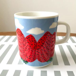 マリメッコ(marimekko)のマリメッコ　マグカップ　マンシッカヴォレット　いちご山(グラス/カップ)