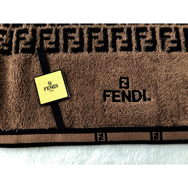 FENDI(フェンディ)の【るびちゃん様専用】FENDI フェンディ バスタオル ズッカ柄 インテリア/住まい/日用品の日用品/生活雑貨/旅行(タオル/バス用品)の商品写真