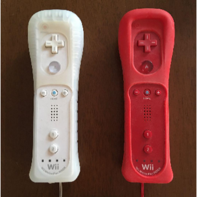 Wii(ウィー)の任天堂Wiiリモコン 赤と白セットソフトカバー付き エンタメ/ホビーのゲームソフト/ゲーム機本体(その他)の商品写真