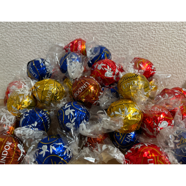 Lindt(リンツ)のリンツ リンドールチョコレート アソート4種類 600ｇ 食品/飲料/酒の食品(菓子/デザート)の商品写真