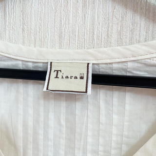 tiara - 【美品】Tiara 白半袖ブラウスの通販 by 送料値上げ前にお ...