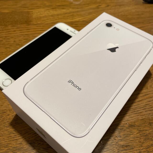 Apple(アップル)の超美品♡iPhone8 シルバー64GB SIMフリー スマホ/家電/カメラのスマートフォン/携帯電話(スマートフォン本体)の商品写真