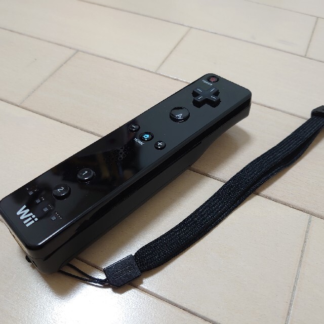 Wii(ウィー)のwii リモコン・ブラック エンタメ/ホビーのゲームソフト/ゲーム機本体(家庭用ゲーム機本体)の商品写真