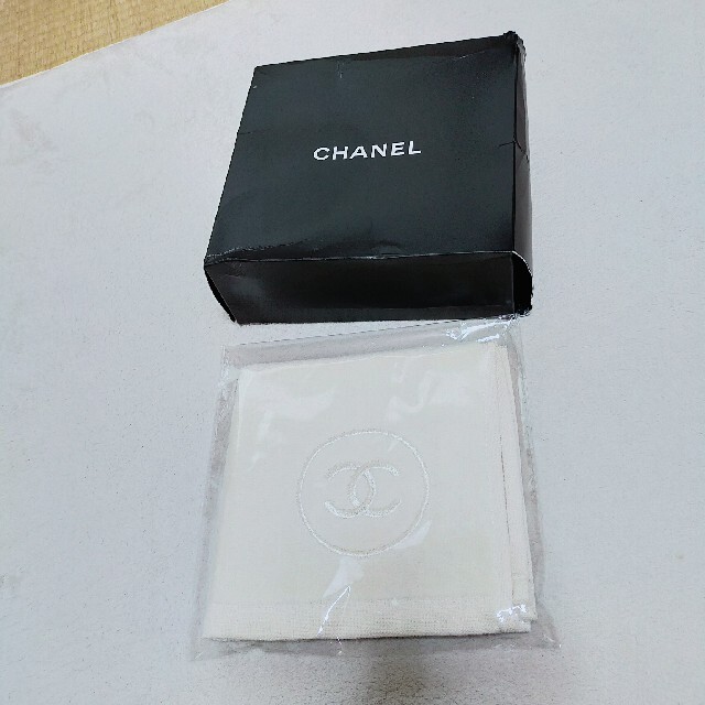 CHANEL(シャネル)のCHANEL　ハンドタオル　オフホワイト　新品 レディースのファッション小物(ハンカチ)の商品写真
