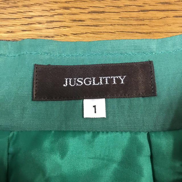 JUSGLITTY(ジャスグリッティー)のジャスグリッティーグリーンスカート レディースのスカート(ひざ丈スカート)の商品写真