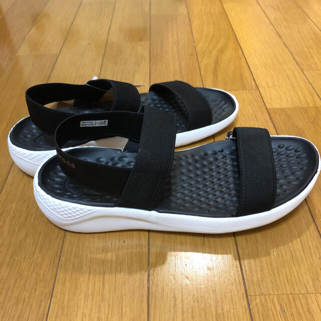 crocs(クロックス)の新品 新素材 クロックス ライトライドサンダル W8 24.5cm程度 レディースの靴/シューズ(サンダル)の商品写真