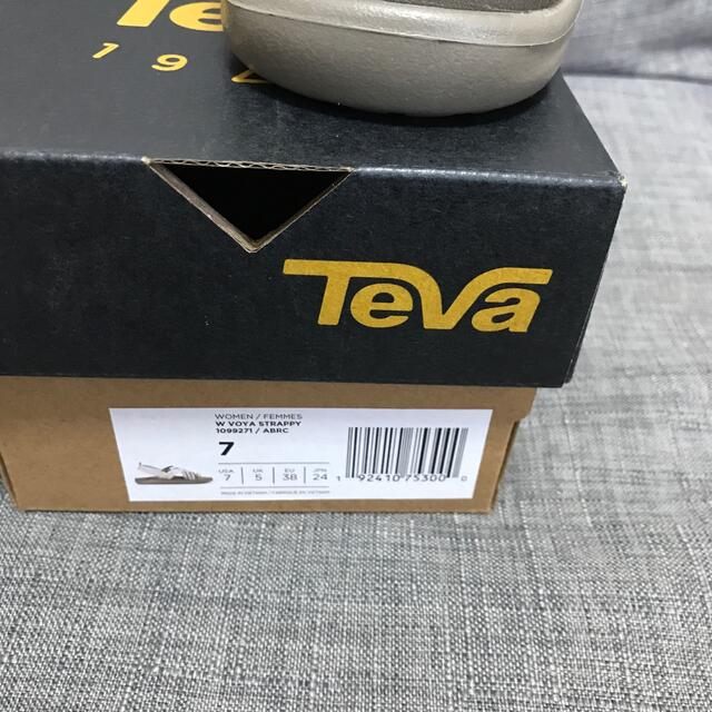 Teva(テバ)のy.様専用　サイズ7 オフホワイト　新品未使用 レディースの靴/シューズ(サンダル)の商品写真