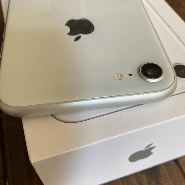 iPhone(アイフォーン)のiPhone 8 Silver 64 GB SIMフリー スマホ/家電/カメラのスマートフォン/携帯電話(スマートフォン本体)の商品写真