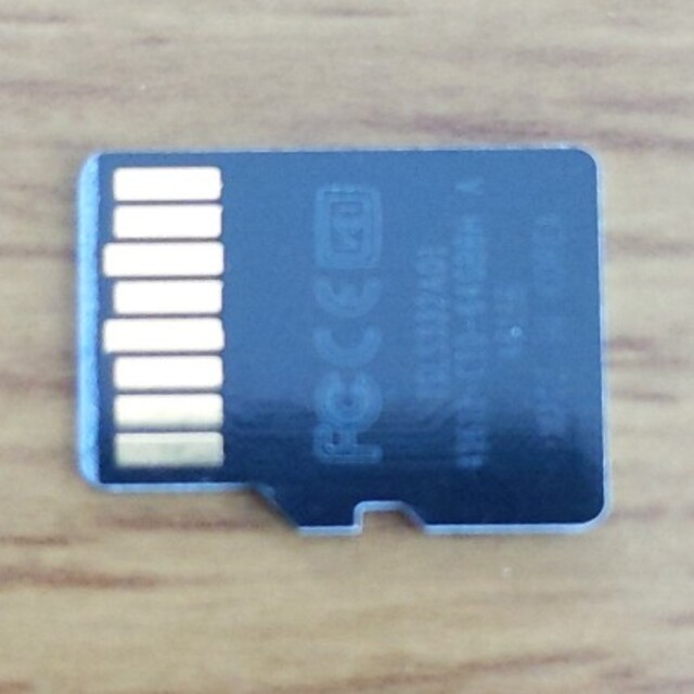 au(エーユー)のau純正 micro SD XC　マイクロsdカード 64GB スマホ/家電/カメラのPC/タブレット(PC周辺機器)の商品写真